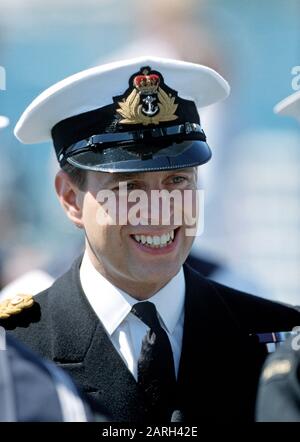 Le Prince Andrew de HRH arrive à Sydney dans son uniforme de la Marine Roayal, Australie, octobre 1988 Banque D'Images