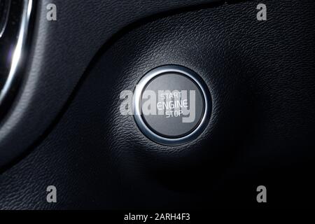 Bouton-poussoir de démarrage dans une voiture. Démarrer le moteur en appuyant sur ce bouton. Arrêter le moteur en appuyant sur ce bouton. Banque D'Images