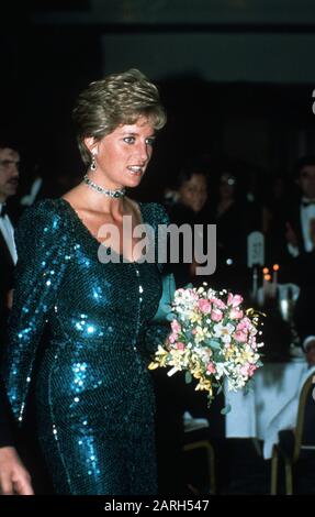 HRH Princess Diana arrive pour le Kanga ball organisé par Lady Tryon 'Kanga' à Londres, Angleterre décembre 1990 Banque D'Images