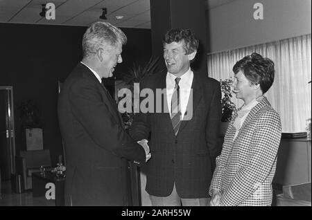 Wim Kok dit au revoir à SER; gauche Duisenbeg en droite s mme Kok Date: 23 août 1985 mots clés: Adieu Nom personnel: Kok, Wim Banque D'Images