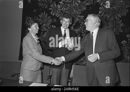 Wim Kok dit au revoir à SER; Wim Kok et épouse avec le président Quene (r) Date: Le 23 août 1985 mots clés: Nourrir, ENTRE, présidents Nom personnel: Kok, Wim Banque D'Images