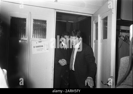 Wim van Hanegem comparaît devant la chambre de recours de la KNVB à Utrecht. Quittez la salle d'audience tout en secouant les mains du joueur NEC Miel Pijs Date: 7 novembre 1969 lieu: Utrecht (ville) mots clés: Audiences de la Cour, footballeurs Nom personnel: Hanegem, Willem van, Pijs, Miel Banque D'Images