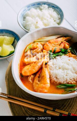 Savoureux Tom Yam avec crevettes et riz, soupe thaïlandaise épicée, gros plan Banque D'Images