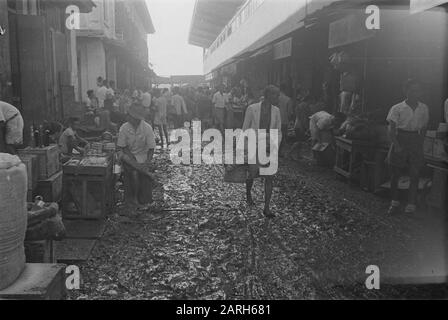 Photo Reportage Palembangs Shopping Street Dans Le Quartier Chinois De Palembangs? Date: 1947 Lieu: Indonésie, Antilles Néerlandaises De L'Est Banque D'Images