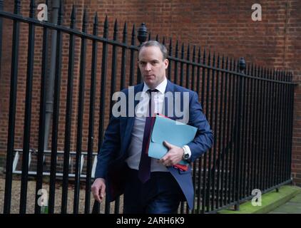 Londres, Royaume-Uni. 28 janvier 2020. Dominic Raab, secrétaire d'État aux Affaires étrangères et au Commonwealth, premier secrétaire d'État, quitte la réunion. Le Premier ministre britannique Boris Johnson organise une réunion pour discuter de la possibilité pour la société chinoise Huawei de faire partie du contrat du réseau des 5 pays. La réunion a décidé que Huawei devrait avoir accès à certaines affaires. Crédit: Tommy London/Alay Live News Banque D'Images