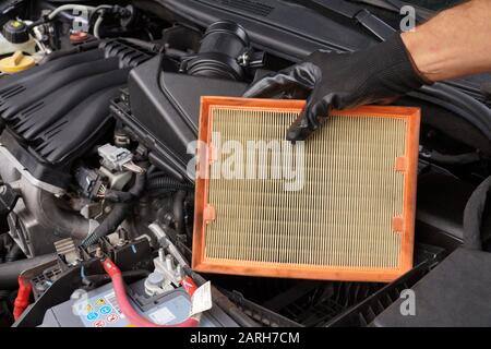 Remplacement du filtre à air du véhicule. Atelier de réparation automobile. Banque D'Images