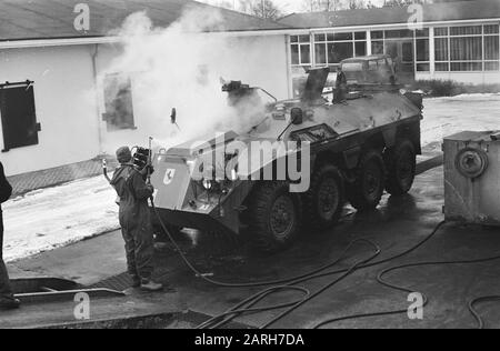 Véhicules de l'armée peints en blanc en relation avec les troupes néerlandaises au Liban dans le contexte des Nations Unies (dans le New Milligen); pendant la nettoyage Date: 31 janvier 1979 lieu: Liban mots clés: Véhicules ary Nom de l'institution: VN Banque D'Images