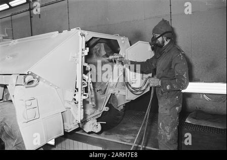 Véhicules de l'armée peints en blanc en relation avec les troupes néerlandaises au Liban dans le contexte des Nations Unies (dans le Nouveau Milligen) Date: 31 janvier 1979 lieu: Liban mots clés: Véhicules ary Nom de l'institution: VN Banque D'Images