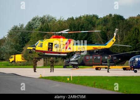 Leeuwarden, PAYS-BAS - 17 septembre 2011 : hélicoptère de recherche et de sauvetage de la Royal Netherlands Air Force Bell 412 Huey décollé de la base aérienne de Leeuwarden. Banque D'Images