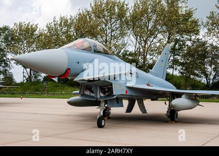 LEEUWARDEN, Pays-Bas - Septembre 17, 2011 : German Air Force Eurofighter EF-2000 Typhoon jet fighter avion sur le tarmac de la base aérienne de Leeuwarden. Banque D'Images