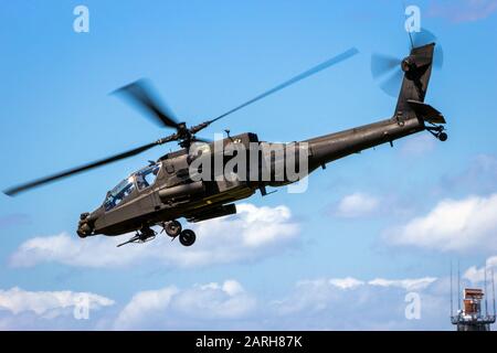 Volkel, PAYS-BAS - 15 JUIN 2013 : décollage de l'hélicoptère d'attaque Apache de la Royal Netherlands Air Force Boeing AH-64 D. Banque D'Images