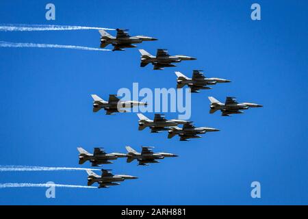 VOLKEL, les Pays-Bas - 15 juin 2013 : Royal Netherlands Air Force F-16 Fighter jet de survol de la formation à la journée portes ouvertes de l'Armée de l'air néerlandaise. Banque D'Images