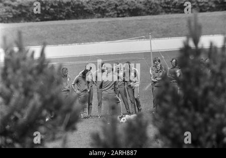 Coupe du monde 74, équipe néerlandaise à Hiltrup; joueurs écoutent après Michels (à grande distance) Date: 2 juillet 1974 mots clés: Sport, football, championnats du monde Banque D'Images