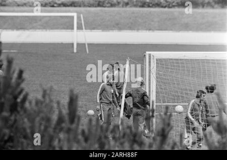 Coupe du monde 74, équipe néerlandaise à Hiltrup; entraînement à grande distance Date : 2 juillet 1974 mots clés : sport, entraînement, football, championnats du monde Banque D'Images