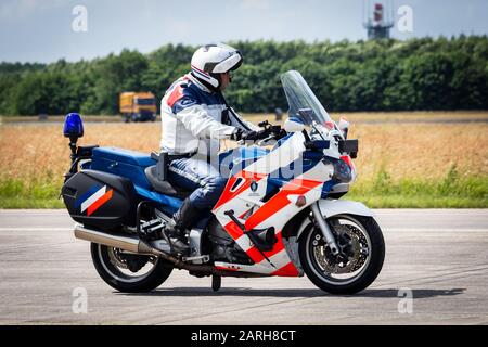 Volkel, PAYS-BAS - 15 JUIN 2013 : un officier de police militaire néerlandais (Marechaussee) patrouillait sur moto à l'occasion de la Journée portes ouvertes de l'armée de l'air néerlandaise. Banque D'Images