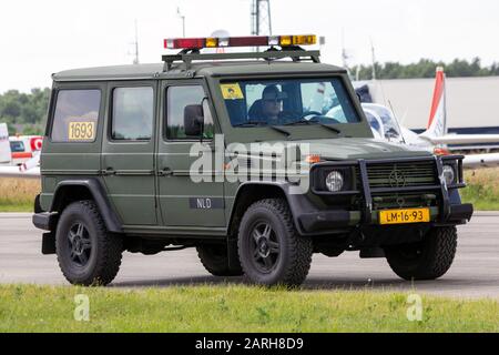 Volkel, PAYS-BAS - 15 JUIN 2013 : armée néerlandaise Mercedes-Benz Classe G conduite sur la route pendant les Journées de l'Armée de l'Air néerlandaise. Banque D'Images