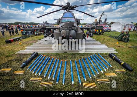 Volkel, PAYS-BAS - 14 JUIN 2013 : armement de l'hélicoptère d'attaque Apache de la Royal Netherlands Air Force AH-64 exposé aux Journées de l'Armée de l'Air. Banque D'Images