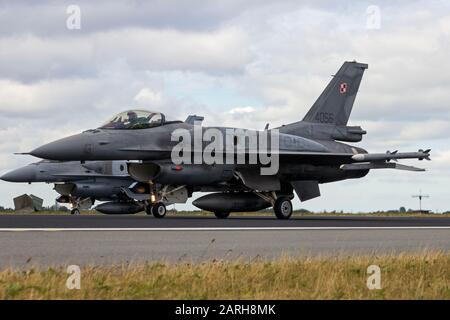 Schleswig-JAGEL, ALLEMAGNE - 23 JUIN 2014 : les avions de chasse F-16 de la Force aérienne polonaise sur la piste lors De La Rencontre du tigre de l'OTAN à la base aérienne de Schleswig-Jagel. Banque D'Images