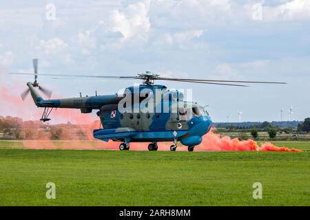 Darlowo, POLOGNE - 22 AOÛT 2014 : hélicoptère anti-sous-marin Mi-14 de la marine polonaise à la base aérienne de Darlowo. Banque D'Images