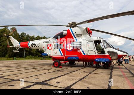 Darlowo, POLOGNE - 22 AOÛT 2014 : hélicoptère de sauvetage Sokol PZL W-3 de la Marine polonaise sur le tarmac de la base aérienne de Darlowo. Banque D'Images