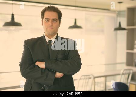 Homme d'affaires iranien en costume se relaxant à la maison Banque D'Images
