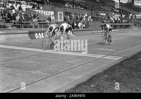 Championnats du monde de cyclisme, série sprint amateur finition cinquième série. Loevesijn (à gauche) gagné par Barnette (Angleterre, à droite) Date: 24 août 1967 lieu: Amsterdam mots clés: Vélo de piste, sport Nom De La Personne: Barnette, , Loeveseijn, Leijn Banque D'Images