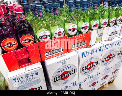 Samara, Russie - 26 janvier 2020: Boissons alcoolisées en bouteille Martini vermouth prêt à la vente au Superstore Banque D'Images