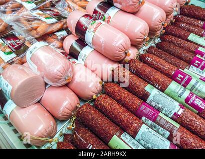 Samara, Russie - 25 janvier 2020: Différentes saucisses prêtes à la vente au Superstore Banque D'Images