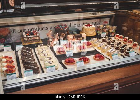 Londres/UK - 22/07/2019: Vitrine avec pâtisseries dans le café Patisserie Valerie sur la station Marylebone. La pâtisserie Valerie est une chaîne de cafés que je gère Banque D'Images