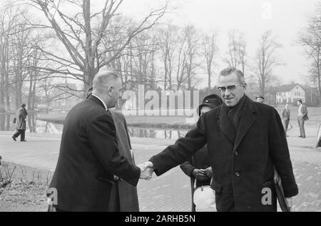 L'affaire Van der Putten à la Cour de la fonction publique d'Arnhem. [Van der Putten, à gauche, secoue la main de? ] Annotation: Dénonciateur Frans van der Putten, ancien fonctionnaire du Service technique de l'armée de Bandoeng, qui a accusé un certain nombre de hauts fonctionnaires des Antilles néerlandaises de corruption et de conspirations. Il a été rejeté par le ministre de la Défense de l'époque, visser, à la fin de 1961. Lieu: Landgoed Rennen Enk où la Cour d'appel était située Date: 23 mars 1962 lieu: Arnhem mots clés: Jurisprudence Nom personnel: Putten, Frans van der Banque D'Images