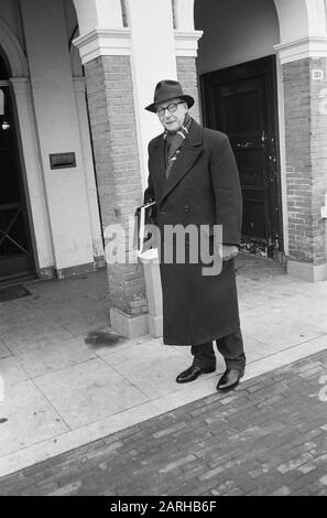 L'affaire Van der Putten à la fonction publique Arnhem Annotation: Dénonciateur en question Frans van der Putten, ancien fonctionnaire du Service technique de l'armée à Bandoeng, qui a un certain nombre de hauts officiers dans les Antilles néerlandaises de l'est accusés de corruption et de conspirations. Il a été rejeté par le ministre de la Défense de l'époque, visser, à la fin de 1961. Lieu: Landgoed Rennen Enk où la Cour d'appel était située Date: 23 mars 1962 lieu: Arnhem mots clés: Jurisprudence Banque D'Images