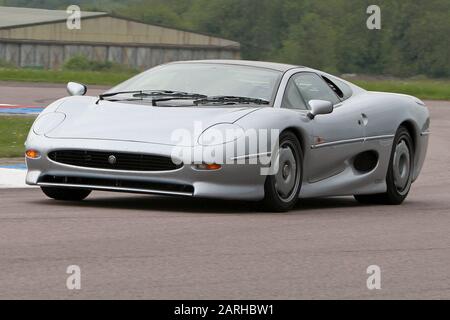 Une Jaguar XJ 220 conduit autour du célèbre circuit de Thruxton dans le Hampshire au Royaume-Uni en 2006. Banque D'Images