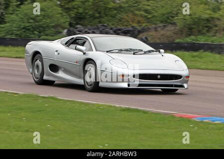 Une Jaguar XJ 220 conduit autour du célèbre circuit de Thruxton dans le Hampshire au Royaume-Uni en 2006. Banque D'Images