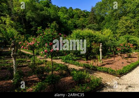 France, Indre et Loire, Vallée de la Loire classée au patrimoine mondial par l'UNESCO, Amboise, Château-Gaillard domaine royal et jardins, le jardin rose // F Banque D'Images