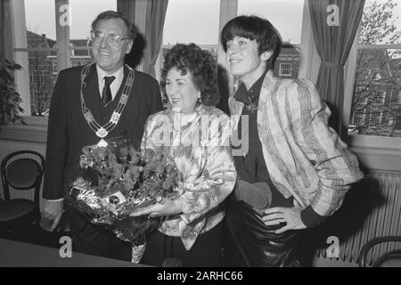 Chanteuse sans nom (Mary Servaes), Sonja Barend (r) et maire de dans le cadre de l'adieu de Mary Servaes Date : 20 octobre 1987 mots clés : maires, chanteurs Nom personnel : Barend, Sonja, Servaes-Bey, Mary Banque D'Images