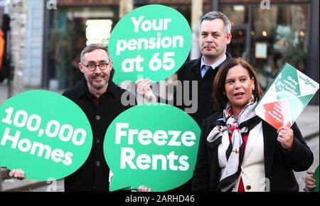 De gauche À Droite : Eoin O Broin de Sinn Fein (à gauche), Pearse Doherty et Mary Lou McDonald (à droite) lors du lancement du manifeste d'élection générale du parti à Dublin. Banque D'Images