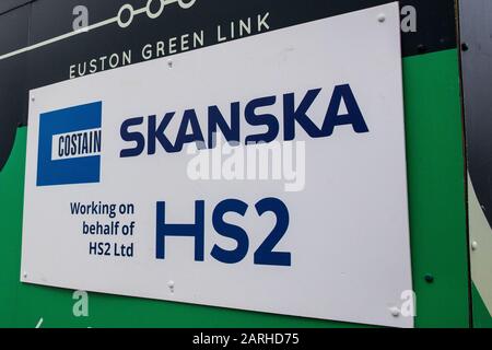 Londres, Royaume-Uni. 28 Janvier 2020. Un panneau indique un site désigné pour le projet HS2 près de la gare d'Euston. Les projections de coûts du projet auraient atteint 106 milliards de livres sterling et le gouvernement devrait prendre une décision concernant sa viabilité cette semaine. Crédit: Mark Kerrison/Alay Live News Banque D'Images