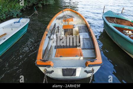 Trois bateaux à ramer photographiés d'en haut sur le Kellersee / Allemagne Banque D'Images