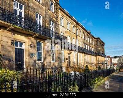 Belvoir Terrace a énuméré les bâtiments dans le Crescent Scarborough North Yorkshire Angleterre Banque D'Images