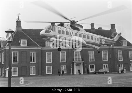 HRH Prins Bernhard reçoit une délégation de Internat. Fédération des associations de pilotes aériens sur HTB Date: 26 mars 1969 mots clés: Délégations, reçus, princes Nom personnel: Bartelski J., Bernhard, prince Banque D'Images