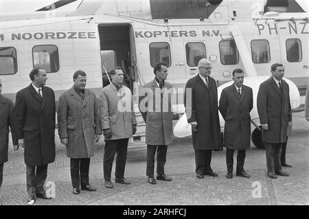 HRH Prins Bernhard reçoit une délégation de Internat. Fédération des associations de pilotes aériens sur HTB Date: 26 mars 1969 mots clés: Délégations, reçus, princes Nom personnel: Bartelski J., Bernhard, prince Banque D'Images