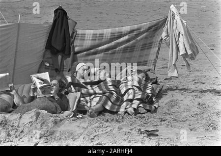 Été 1966, les gens sur la plage de Noordwijk bronzer, sous couvertures Date: 2 août 1966 lieu: Noordwijk mots clés: Baignoires, plages Banque D'Images