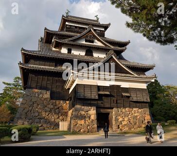 Le château de Matsue, également appelé château noir, au coucher du soleil. Le château de Matsue est l'un des rares châteaux originaux du Japon. Banque D'Images