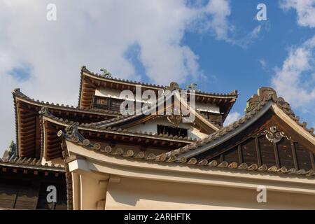 Le château de Matsue, également appelé château noir, au coucher du soleil. Le château de Matsue est l'un des rares châteaux originaux du Japon. Banque D'Images