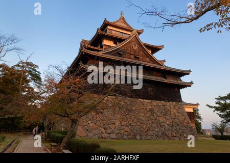 Le château de Matsue, également appelé château noir, au coucher du soleil. Le château de Matsue est l'un des rares châteaux originaux du Japon. Banque D'Images