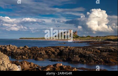 Vue en été sur la plage de Bamburgh en direction du château de Bamburgh, Northumberland, Angleterre, Royaume-Uni Banque D'Images