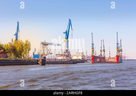 Hambourg, Allemagne - 26 juillet 2018 : grues d'expédition de fret portuaire Banque D'Images