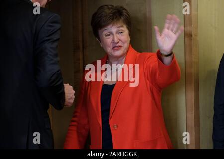 Bruxelles, Belgique. 28 janvier 2020. Kristalina Georgieva, directrice générale du FMI et présidente de la Commission européenne Ursula von der Leyen lors de la signature d'un accord de partenariat-cadre financier entre l'UE et le FMI. Crédit: Alexandros MICHAILIDIS/Alay Live News Banque D'Images