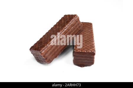 Deux wafers enrobés de chocolat isolés sur fond blanc. Délicieux dessert Banque D'Images