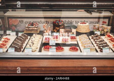 Londres/UK - 22/07/2019: Vitrine avec pâtisseries dans le café Patisserie Valerie sur la station Marylebone. La pâtisserie Valerie est une chaîne de cafés que je gère Banque D'Images